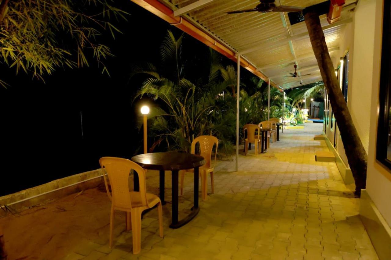 Hangout Kalyānpur Extérieur photo